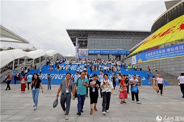 第二十一屆東博會(huì)展館外，參觀者步行離場(chǎng)。人民網(wǎng)記者趙益普攝