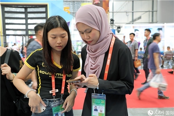 東博會(huì)現(xiàn)場(chǎng)，馬來(lái)西亞展商在同中方工作人員交談。人民網(wǎng)記者 趙益普攝