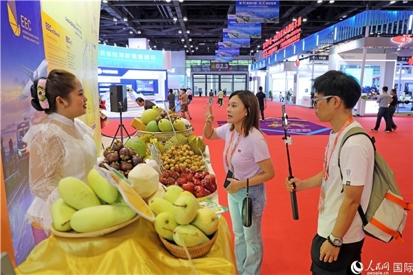 在東博會(huì)泰國(guó)展區(qū)，參觀者在向泰方工作人員了解泰國(guó)水果情況。人民網(wǎng)記者趙益普攝