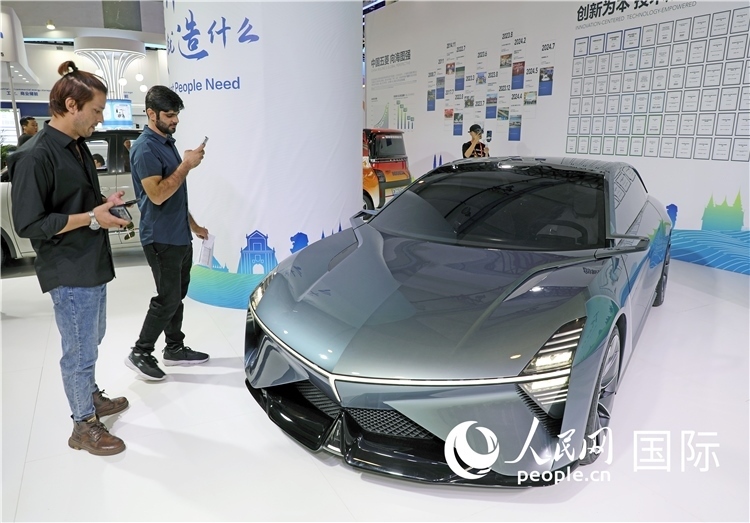 東博會上，上汽通用五菱展出的一款名為“東盟之光”的新能源概念車吸引參觀者駐足。人民網(wǎng)記者趙益普攝