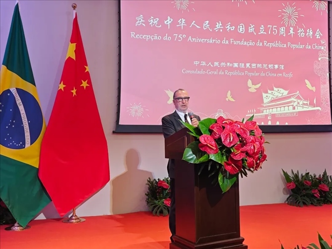 巴西外交部駐東北部地區(qū)辦公室主任德寶拉大使在招待會(huì)上致辭。 中國(guó)駐累西腓總領(lǐng)館供圖