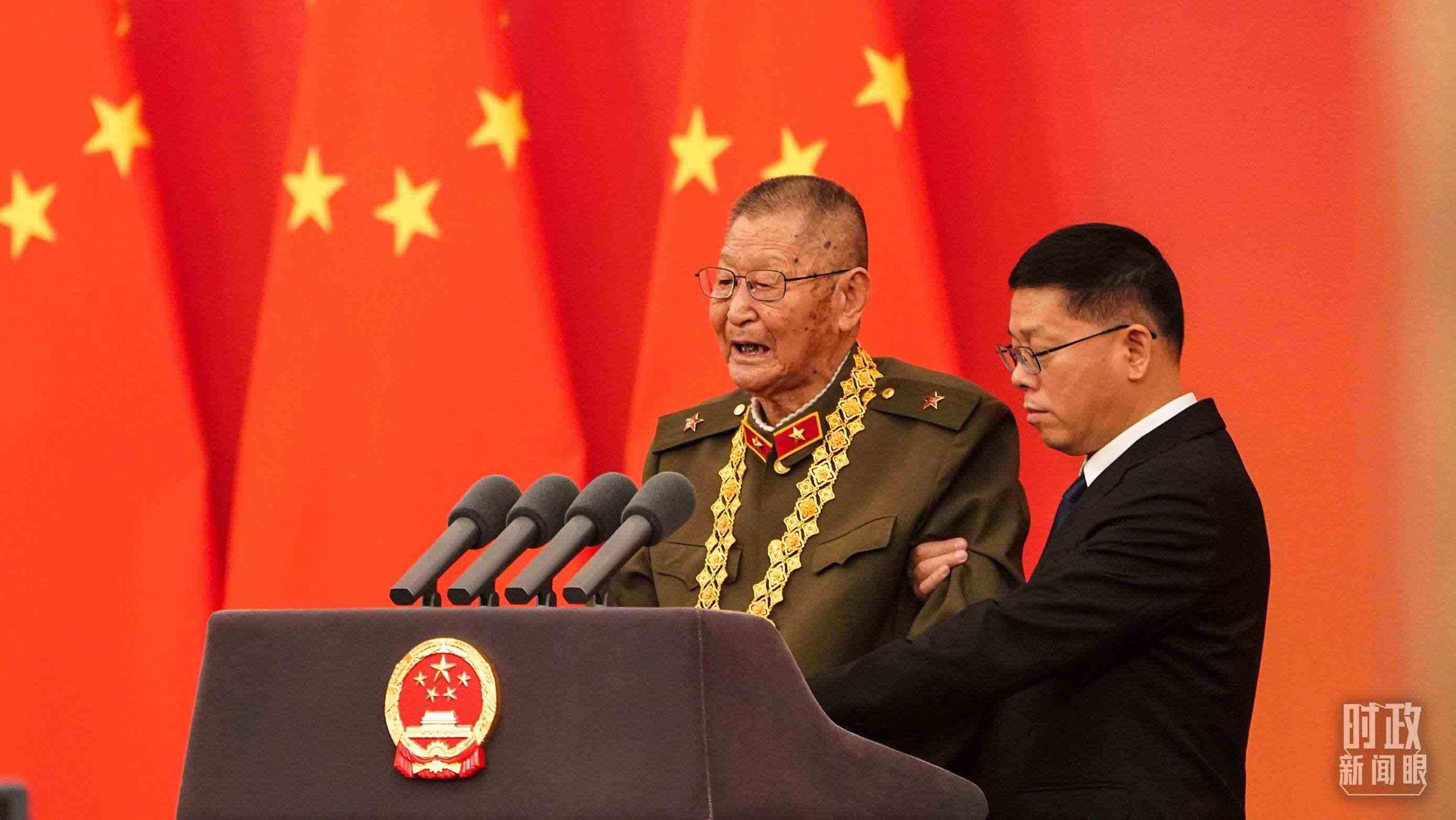 “共和國勛章”獲得者黃宗德在頒授儀式上發(fā)言。（總臺記者李晉拍攝）