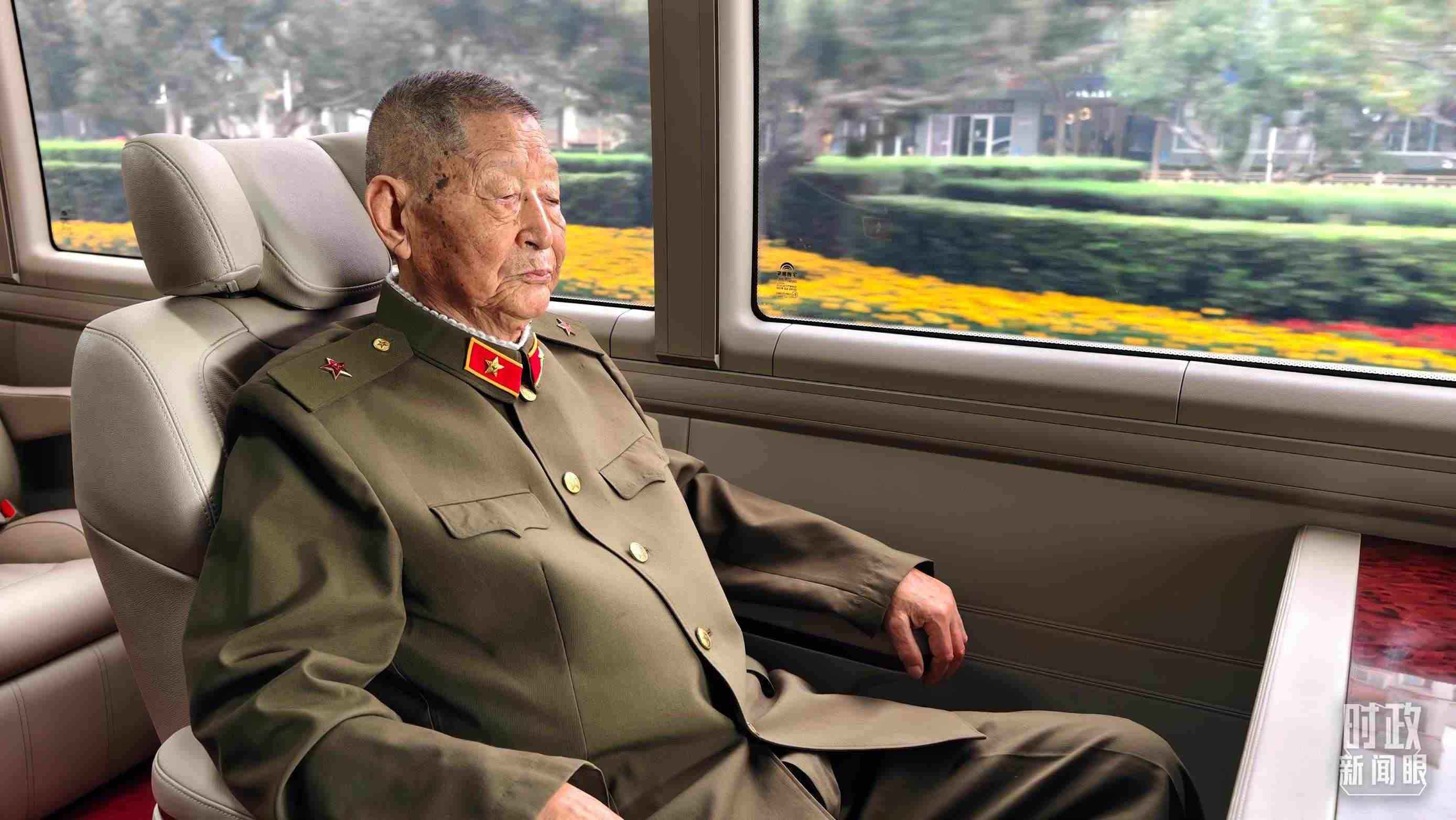 “共和國勛章”獲得者黃宗德乘坐禮賓車前往人民大會堂。（總臺央視記者胡瑋拍攝）