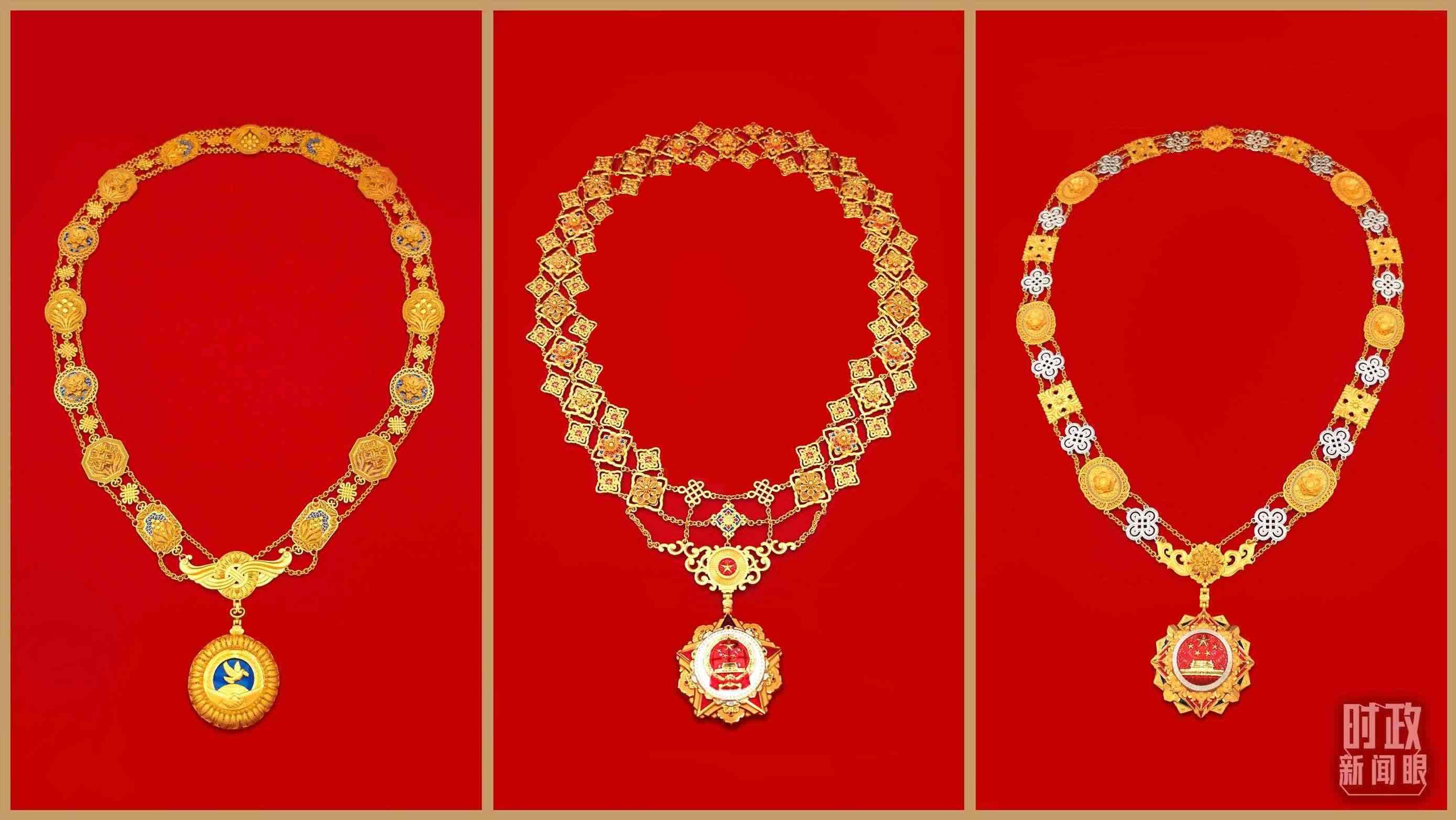 “共和國勛章”（中）、“友誼勛章”（左）和國家榮譽稱號獎章（右）。（總臺央視記者郭鴻、鄂介甫拍攝）