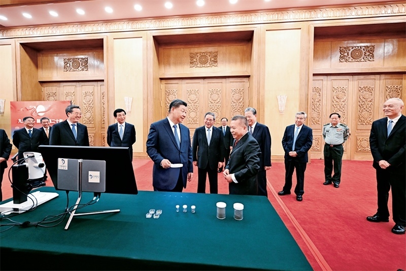 2024年9月23日，黨和國家領(lǐng)導(dǎo)人習(xí)近平、李強(qiáng)、趙樂際、王滬寧、蔡奇、丁薛祥、李希等在人民大會堂接見探月工程嫦娥六號任務(wù)參研參試人員代表并參觀月球樣品和探月工程成果展覽。這是習(xí)近平等參觀月球樣品和探月工程成果展覽。 新華社記者 謝環(huán)馳/攝