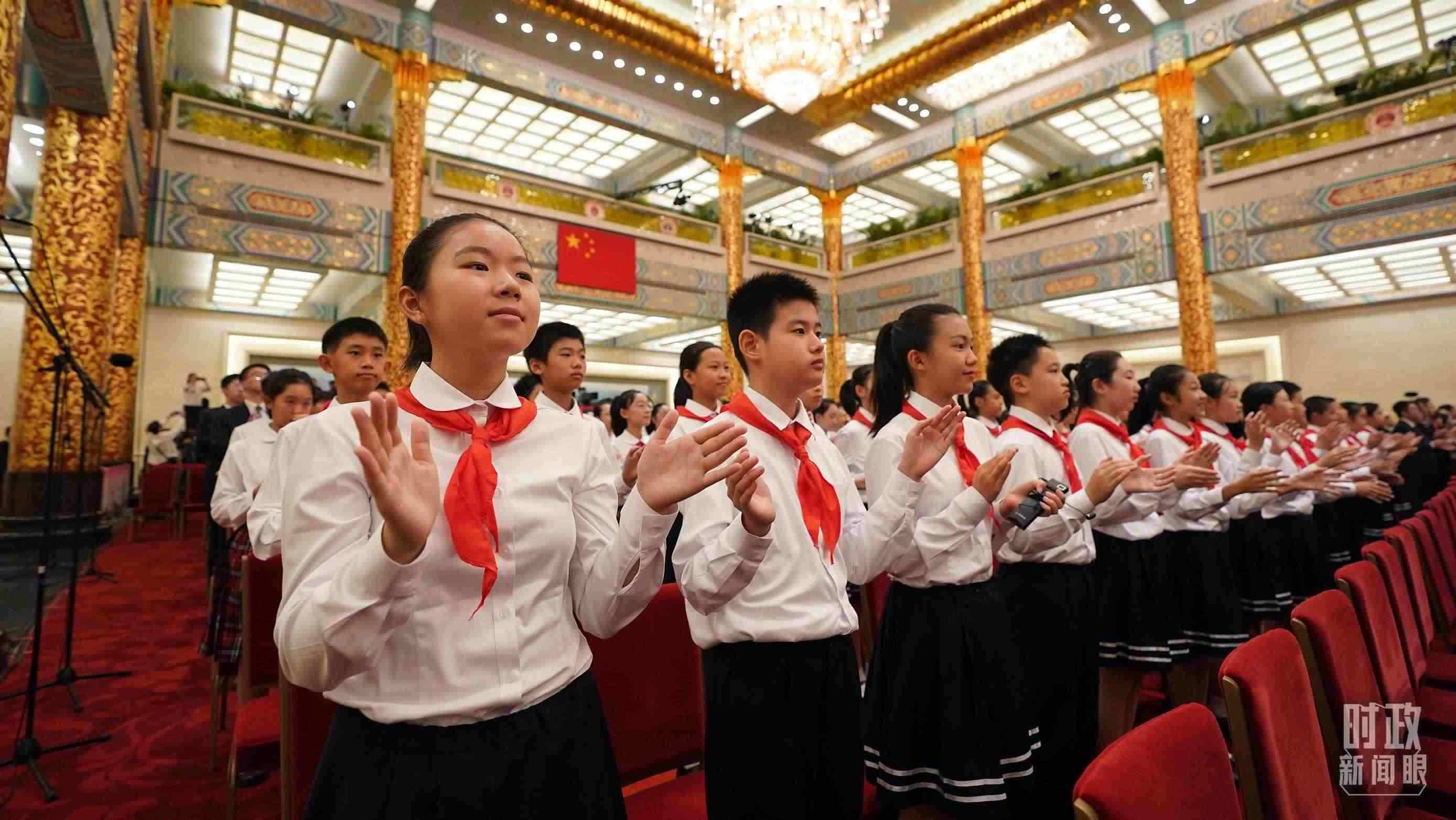 頒授儀式現(xiàn)場的少先隊員。（總臺記者李晉拍攝）