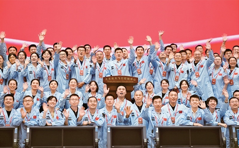 嫦娥六號完成了人類歷史上首次月球背面采樣，突破了多項關(guān)鍵技術(shù)，是我國建設(shè)航天強國、科技強國取得的又一標志性成果，是我國探月工程的重要里程碑。圖為2024年6月25日，嫦娥六號任務(wù)圓滿成功后，工作人員在北京航天飛行控制中心合影。 新華社記者 金良快/攝