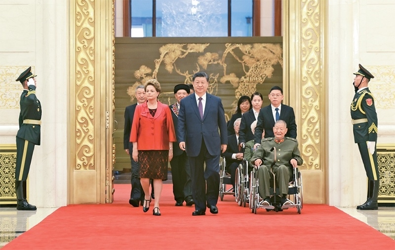 2024年9月29日，中華人民共和國國家勛章和國家榮譽稱號頒授儀式在北京人民大會堂金色大廳隆重舉行。中共中央總書記、國家主席、中央軍委主席習(xí)近平同國家勛章和國家榮譽稱號獲得者一同步入會場。 新華社記者 王曄/攝