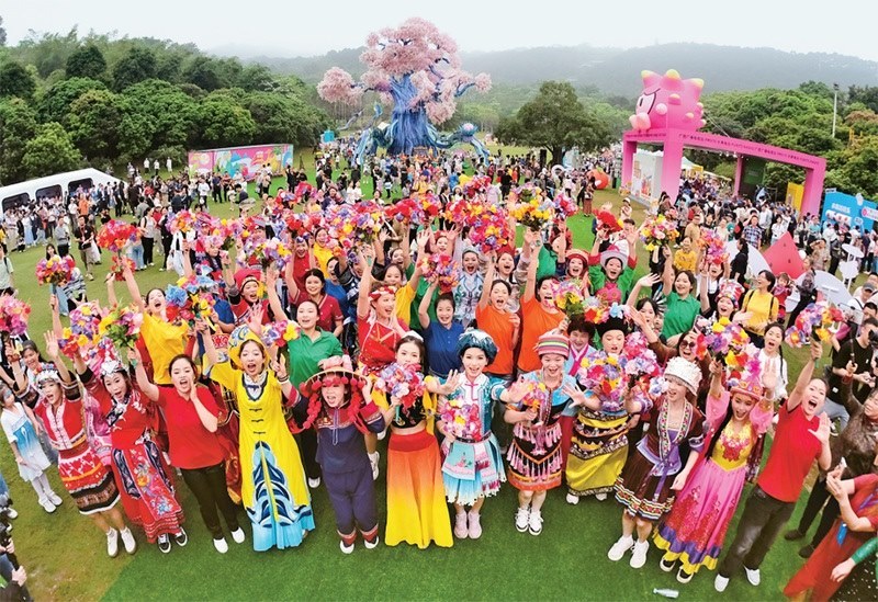 自2014年起，廣西持續(xù)舉辦“廣西三月三·八桂嘉年華”活動，各地民族民俗活動次第登臺，精彩紛呈，這個傳統(tǒng)民族節(jié)慶已演變?yōu)楦髯迦嗣窆蚕砉矘返墓?jié)日盛會和知名文化旅游品牌。圖為2024年4月11日在南寧市拍攝的活動主會場。 新華社記者 周華/攝