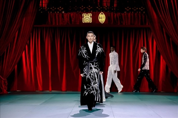 9月28日，模特在法國巴黎舉行的“2024巴黎·恭王府服飾秀”上展示服裝（主辦方供圖）