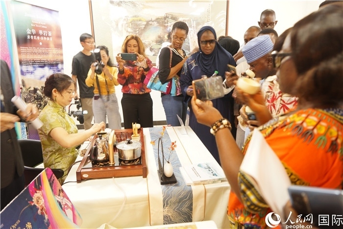 觀眾品嘗金華舉巖茶。人民網(wǎng)記者 姜宣攝