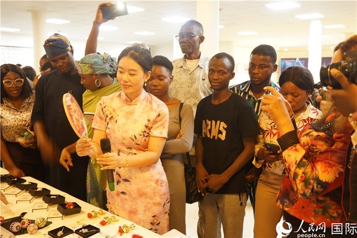 向尼日利亞觀眾介紹中國刺繡。人民網(wǎng)記者 姜宣攝