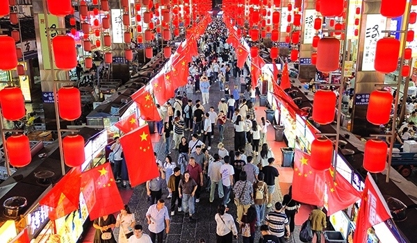 國慶臨近，河南省洛陽市老城歷史文化街區(qū)裝扮一新，國旗招展，處處洋溢著濃厚的國慶節(jié)日氛圍。來源：人民圖片網(wǎng)