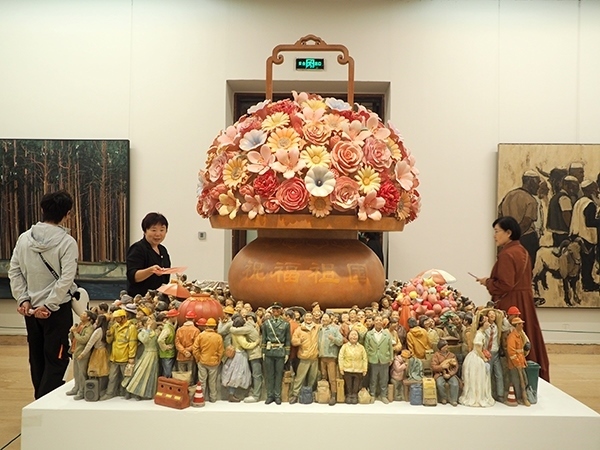 2024年9月28日，觀眾在中國美術館參觀“慶祝中華人民共和國成立75周年——第十四屆全國美術作品展覽進京作品展”。杜建坡攝。來源：人民圖片網(wǎng)