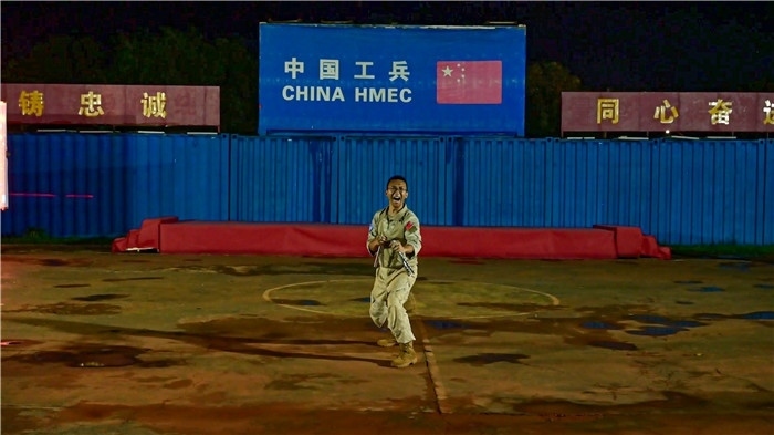 官兵帶來(lái)精彩的雙節(jié)棍表演。馬騫攝