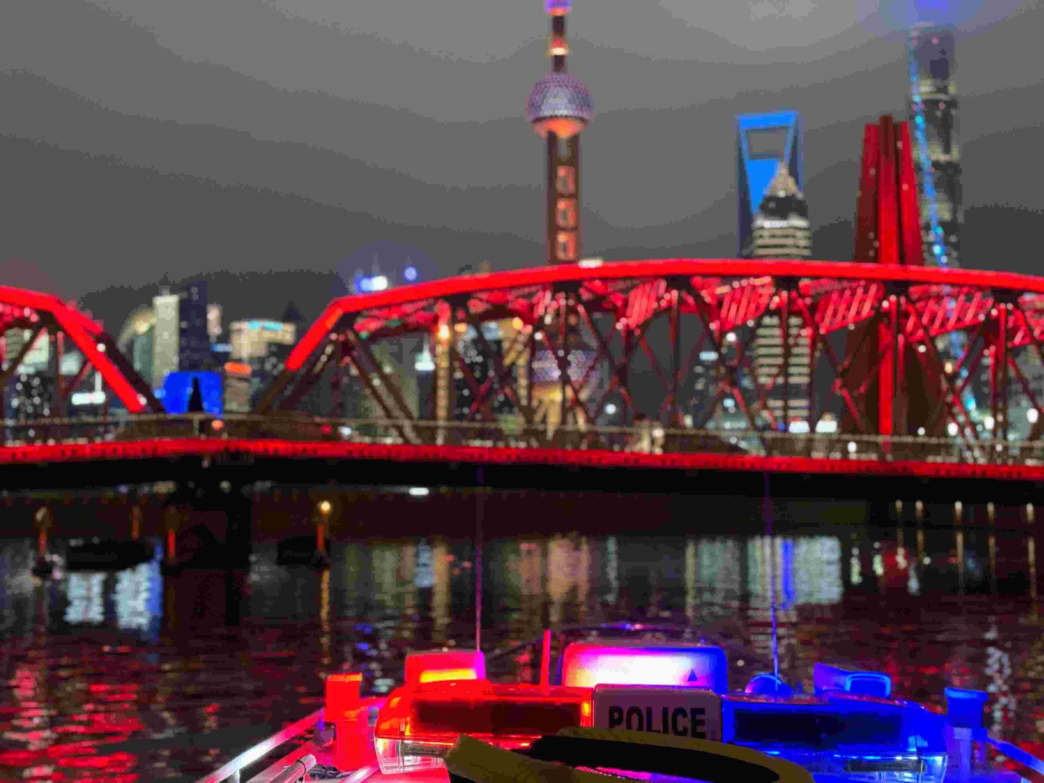 公安艇夜間巡邏。人民網(wǎng)記者 郝萍攝