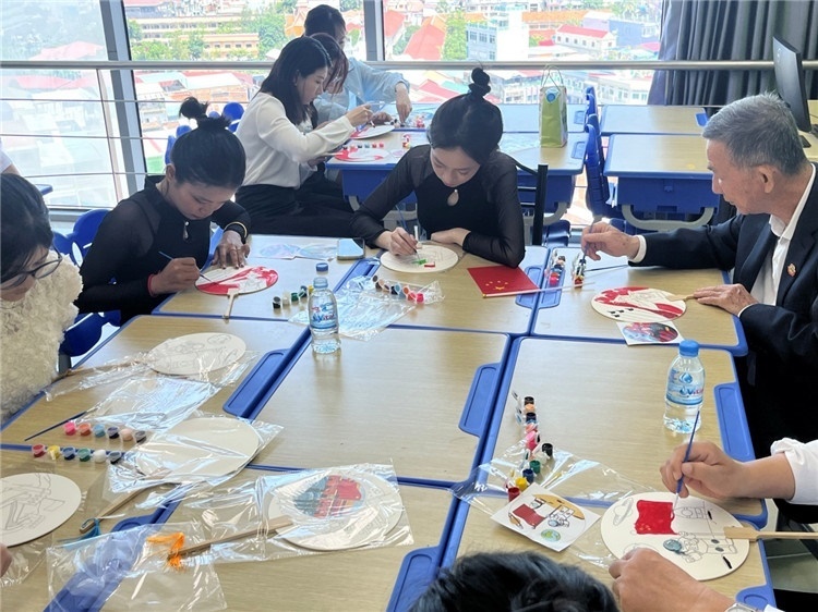 觀眾們在體驗畫扇。Sem Sophea攝