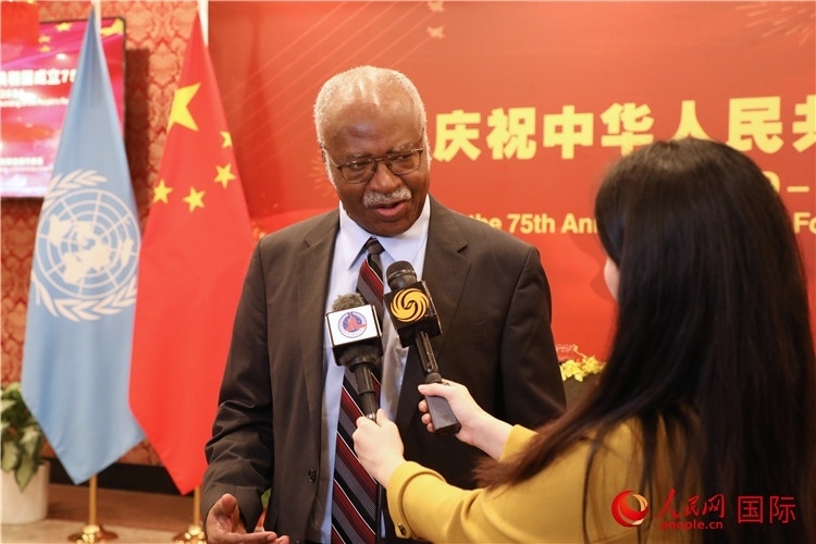 聯(lián)大主席菲勒蒙在招待會現(xiàn)場接受媒體采訪，他向中國政府和人民致以節(jié)日祝賀，表示中國的發(fā)展成就令人驚嘆。人民網(wǎng)記者 李志偉攝