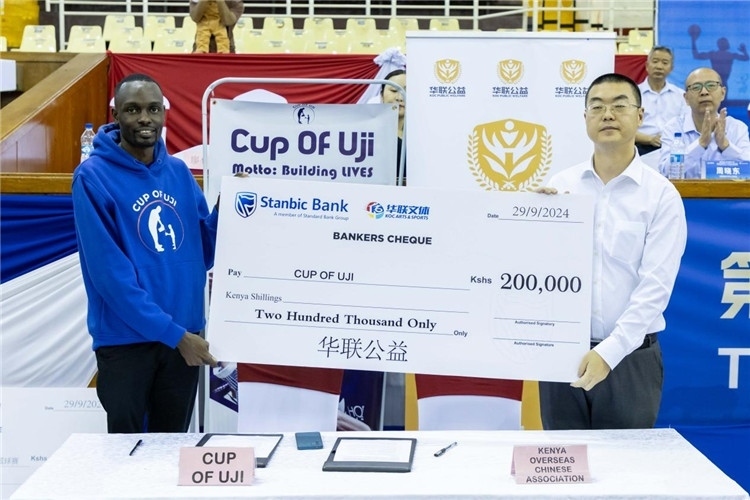 “華聯(lián)公益”與當(dāng)?shù)貙W(xué)校供餐公益組織簽訂長(zhǎng)期愛心捐助備忘錄。主辦方供圖