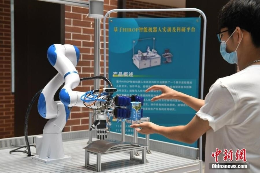  資料圖：高校為學(xué)生打造先進(jìn)科研平臺。中新社記者 陳楚紅 攝