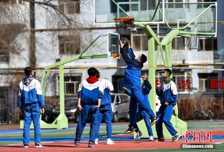 資料圖：初中生在課間休息時打籃球。中新社記者 劉新 攝