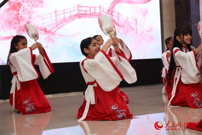 富查伊拉當(dāng)?shù)貙W(xué)校學(xué)生表演節(jié)目。人民網(wǎng)記者任皓宇攝