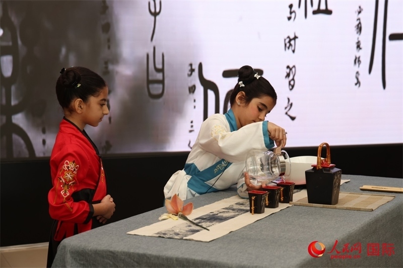 富查伊拉當(dāng)?shù)貙W(xué)校學(xué)生表演茶藝。人民網(wǎng)記者任皓宇攝