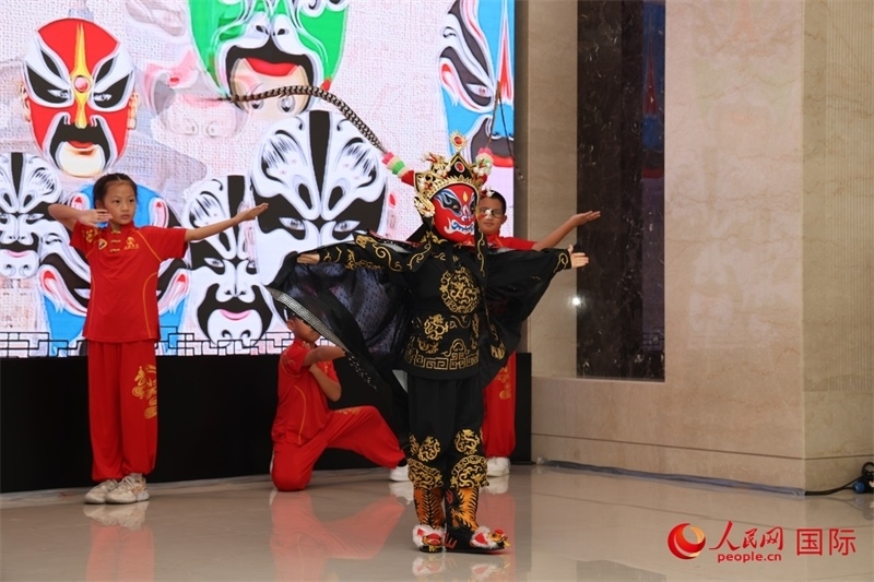 迪拜中國學(xué)校學(xué)生表演變臉。人民網(wǎng)記者任皓宇攝