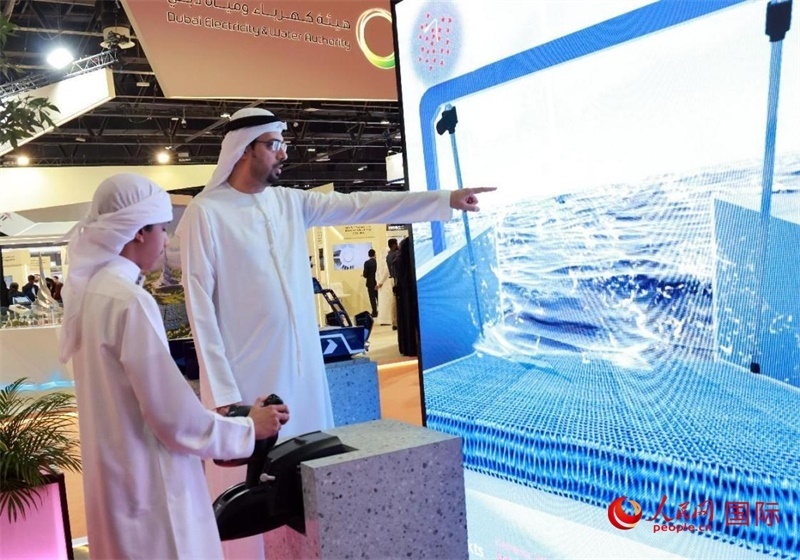 一名兒童在模擬操作船舶，撿拾海洋垃圾。人民網(wǎng)記者管克江攝