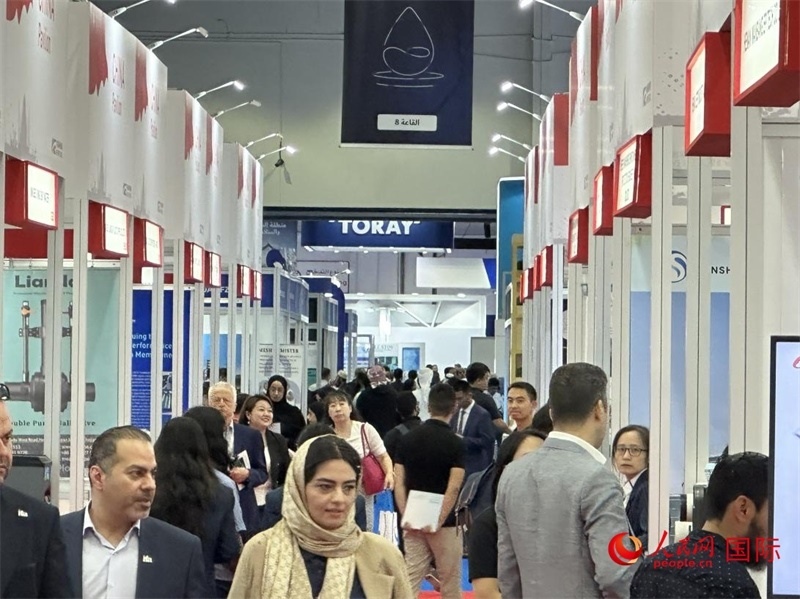 中國館前人頭攢動(dòng)。人民網(wǎng)記者管克江攝