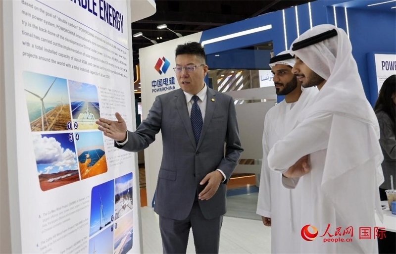 中國電建中東北非區(qū)域總部負(fù)責(zé)人向觀眾介紹公司承建的可再生能源項(xiàng)目。人民網(wǎng)記者 管克江攝