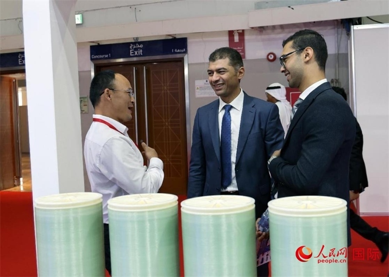 中外參展商交流。人民網(wǎng)記者管克江攝