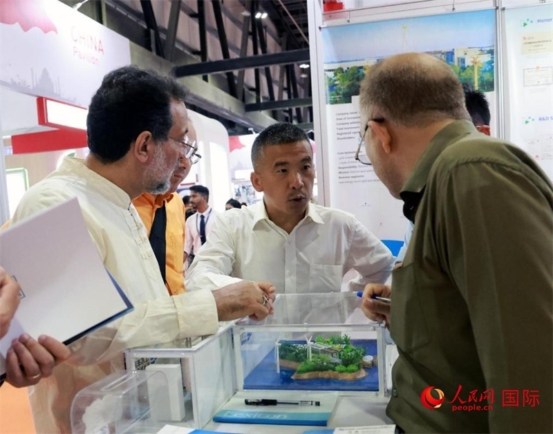 中企推出的綠色能源海水淡化系統(tǒng)吸引了參展商關(guān)注。人民網(wǎng)記者管克江攝