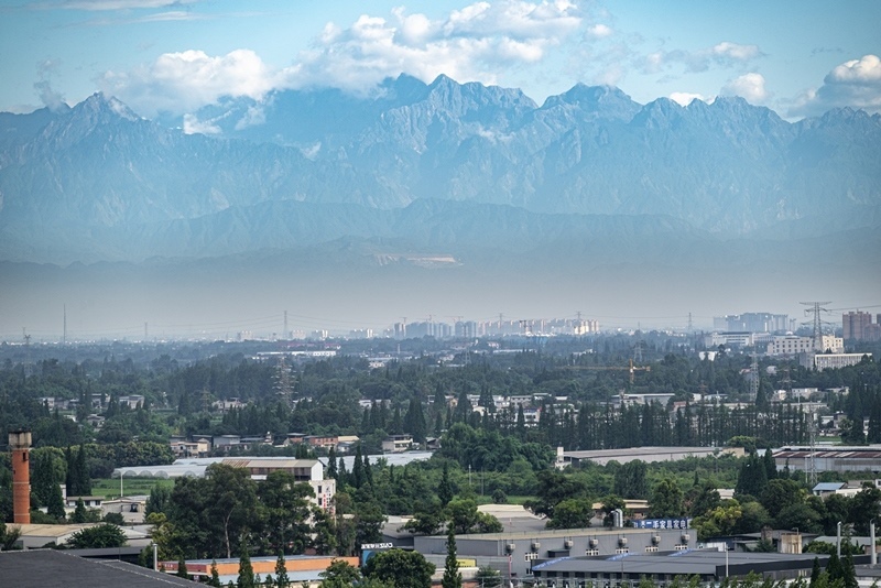 2024年7月1日，成都天氣晴好，遠(yuǎn)處雪山清晰可見。