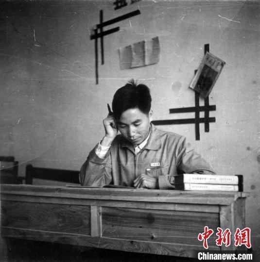 大學(xué)時期，龍樂豪在教室自習(xí)。(中國運(yùn)載火箭技術(shù)研究院供圖)