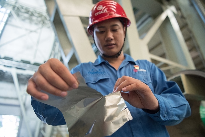 2018年8月8日，山西省太原市，太鋼不銹鋼精密帶鋼有限公司工作人員用手撕開不銹鋼。