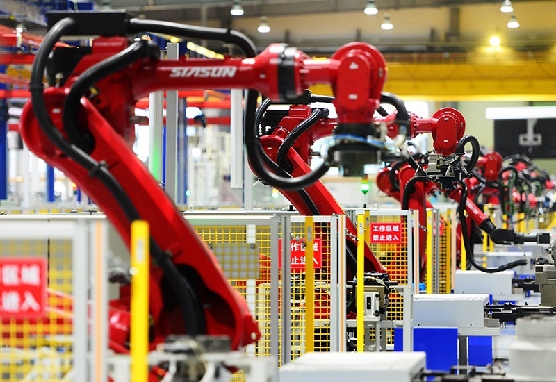 2019年11月22日，沈陽，一家數(shù)字化智能工廠內(nèi)，名為SR210的機器人正在自主地抓取各種零部件，快速組裝稍小的工業(yè)機器人。