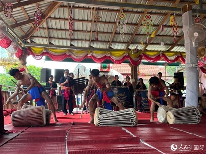 泰國藝術團體給游客表演當地傳統(tǒng)舞蹈。人民網記者 簡承淵攝