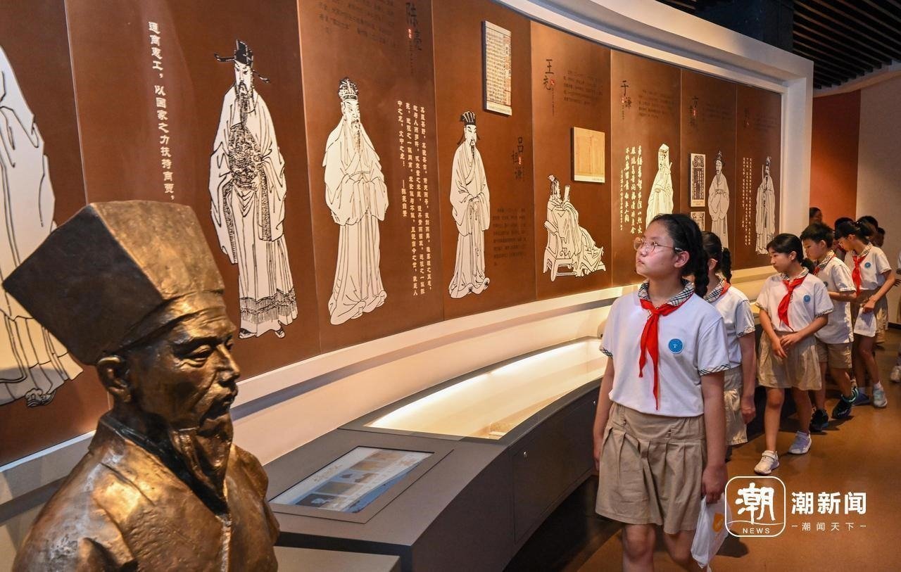 來(lái)自杭州市政苑小學(xué)的學(xué)生走進(jìn)浙江省檔案館“大寫(xiě)浙江人”展廳，近距離“觸摸”歷史、走進(jìn)榜樣、聆聽(tīng)故事，激發(fā)愛(ài)黨愛(ài)國(guó)愛(ài)家熱情。記者 董旭明 攝