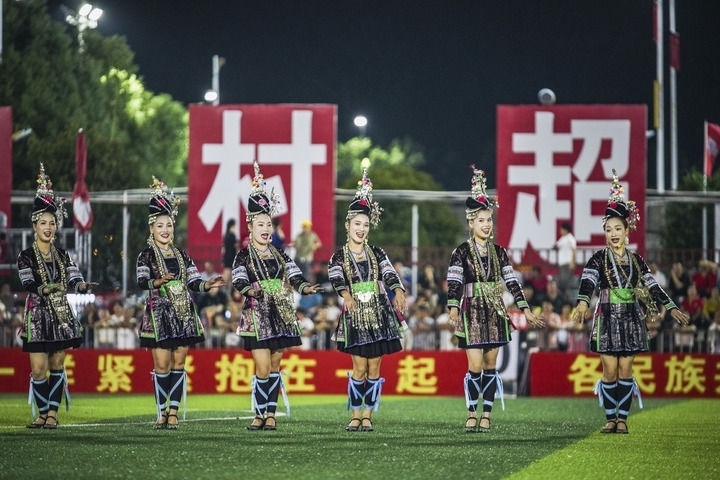 2024年9月28日，榕江縣侗族大歌隊的演員們在“村超”足球場上表演。當日，“發(fā)現(xiàn)中國之美·相約貴州村超”國際友誼賽在貴州省黔東南苗族侗族自治州榕江縣的“村超”足球場舉行。新華社記者 陶亮 攝