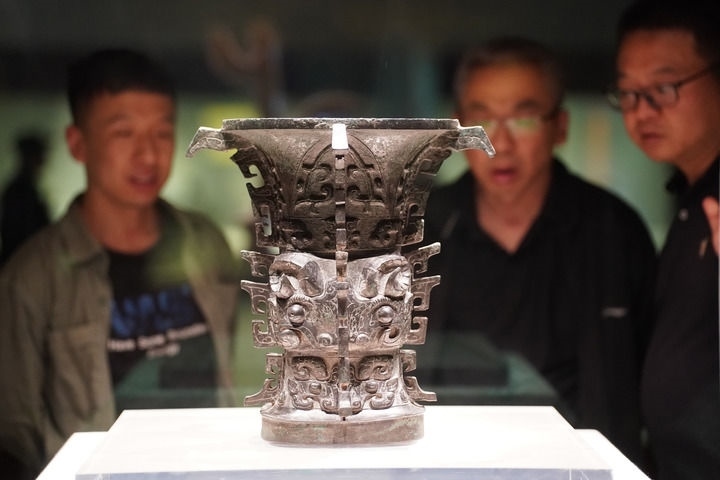 2024年5月9日，游客在陜西寶雞青銅器博物院內參觀西周文物何尊。新華社記者 邵瑞 攝