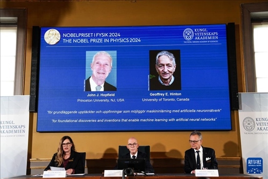 10月8日，在瑞典斯德哥爾摩舉行的2024年諾貝爾物理學(xué)獎(jiǎng)公布現(xiàn)場(chǎng)，屏幕顯示獎(jiǎng)項(xiàng)得主美國普林斯頓大學(xué)的約翰·霍普菲爾德和加拿大多倫多大學(xué)的杰弗里·欣頓。新華社記者 彭子洋 攝