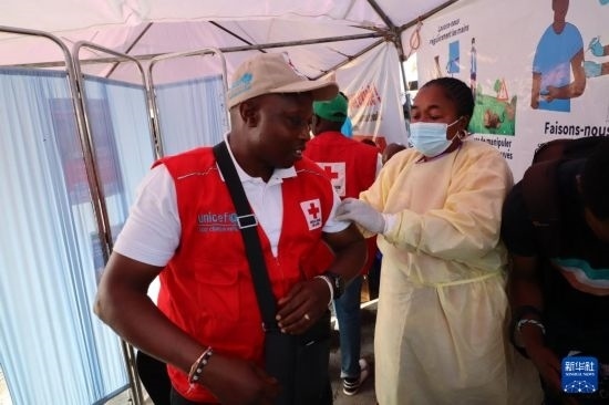 10月5日，在剛果（金）北基伍省首府戈馬市一座醫(yī)院內(nèi)，醫(yī)護(hù)人員為一名聯(lián)合國(guó)兒童基金會(huì)工作人員接種猴痘疫苗。新華社發(fā)（阿蘭·烏亞卡尼攝）