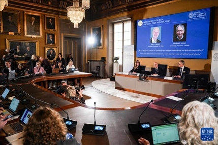 10月8日，在瑞典斯德哥爾摩舉行的2024年諾貝爾物理學(xué)獎(jiǎng)公布現(xiàn)場(chǎng)，屏幕顯示獎(jiǎng)項(xiàng)得主美國普林斯頓大學(xué)的約翰·霍普菲爾德和加拿大多倫多大學(xué)的杰弗里·欣頓。新華社記者 彭子洋 攝