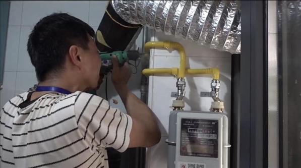 北京市石景山區(qū)工作人員上門安裝燃?xì)夤艿?。圖片來源：北京市石景山區(qū)委組織部