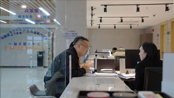 浙江省臺州市辦事群眾在政務(wù)服務(wù)中心咨詢業(yè)務(wù)辦理相關(guān)問題。圖片來源：人民網(wǎng)浙江頻道