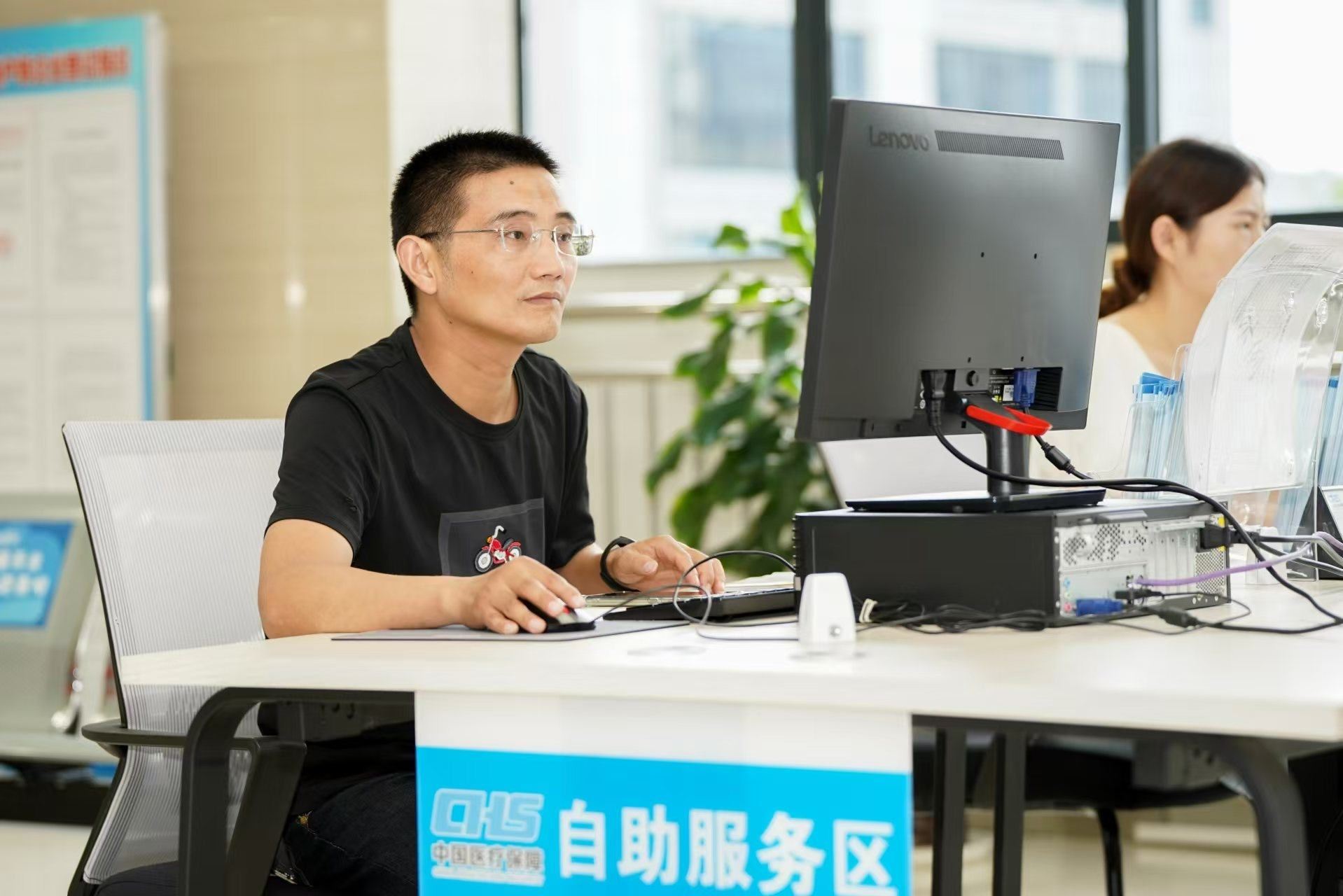 安徽省池州市市民在政務(wù)服務(wù)大廳自助辦理業(yè)務(wù)。圖片來源：人民網(wǎng)安徽頻道