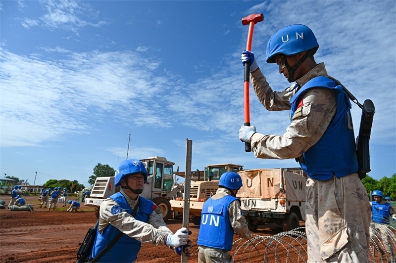 圖3-進(jìn)行臨時宿營地構(gòu)筑（孫千攝）