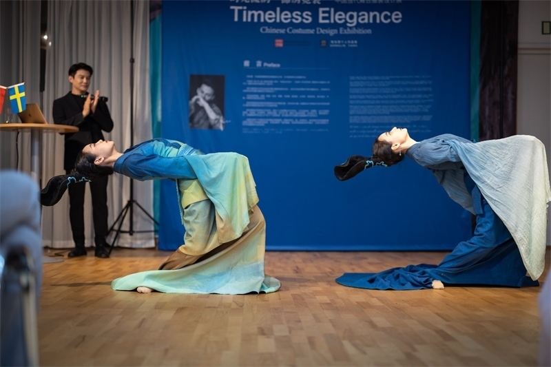 當?shù)厝A人舞社成員表演《只此青綠》。斯德哥爾摩中國文化中心供圖