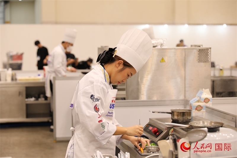當?shù)貢r間10月5日，廚師在第21屆釜山國際美食博覽會上展示廚藝。人民網(wǎng)記者 莽九晨攝